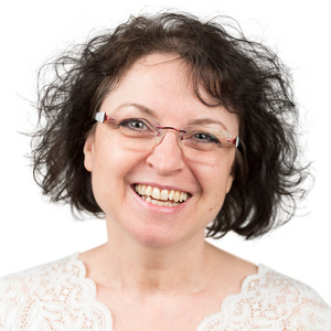 Kongresspaket Entdeckerin: Abzocke – Kurs zu spiritueller Abzocke 34 Portraitfoto Andrea Fricke, Frau mit dunklem lockigem Haar und Brille