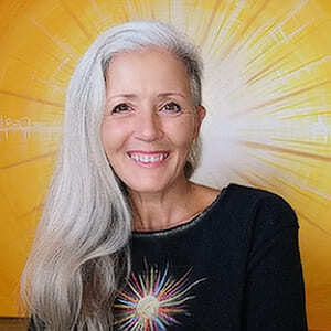 Kongresspaket Entdeckerin: Abzocke – Kurs zu spiritueller Abzocke 36 Portraitfoto Sonja Ariel von Staden, Frau mit weißem Haar vor gelbem Hintergrund