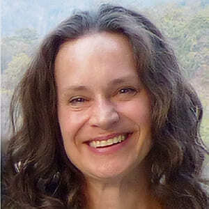 Kongresspaket Entdeckerin: Abzocke – Kurs zu spiritueller Abzocke 37 Portraitfoto Padma Wolff, Frau mit dunklem Haar lachend