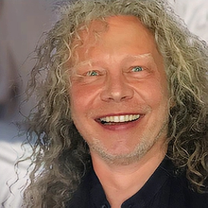 Kongresspaket Entdeckerin: Abzocke – Kurs zu spiritueller Abzocke 5 Torsten Brügge, Mann mit langen lockigen blonden Haaren, lächelnd