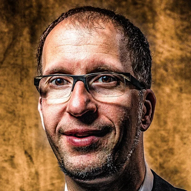 Kongresspaket Entdeckerin: Abzocke – Kurs zu spiritueller Abzocke 10 Jörg Fuhrmann, Mann mit Brille vor braunem Hintergrund