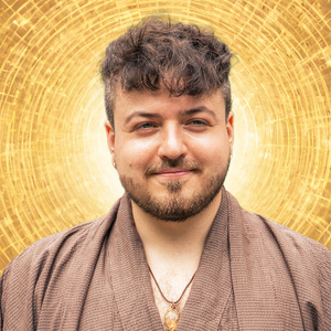 Kongresspaket Entdeckerin: Abzocke – Kurs zu spiritueller Abzocke 11 Enrico Fricke, junger Mann mit Bart vor goldenem glänzendem Hintergrund