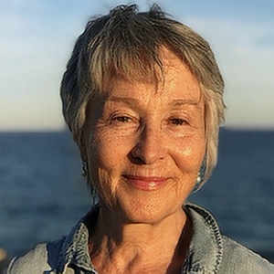 Kongresspaket Entdeckerin: Abzocke – Kurs zu spiritueller Abzocke 26 Porträtfoto von Barbara Wegmüller, ältere Frau vor Meereshintergrund