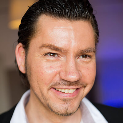 Peter Freiherr von Liechtenstein, Mann mit dunklem Haar, weißem Hemd, vor blauem Hintergrund
