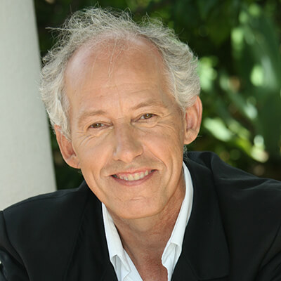 Juergen Woldt, älterer Mann mit grauem Haar, schwarzem Jacket, weißem Hemd