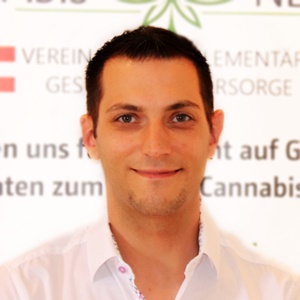 Kongresspaket Integrative Krebsmedizin – Teil 2 18 Portraitfoto von Christian Bisail, lächelnder Mann in weißem Hemd
