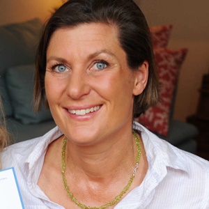 Kongresspaket Integrative Krebsmedizin – Teil 2 19 Porträt Miriam Reichel, Frau mit dunklen Haaren und Goldkette lächelnd