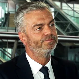 Kongresspaket Integrative Krebsmedizin – Teil 2 15 Porträt Dr. med. Holger Wehner, älterer Mann mit grauem Haar und Bart im dunklen Anzug