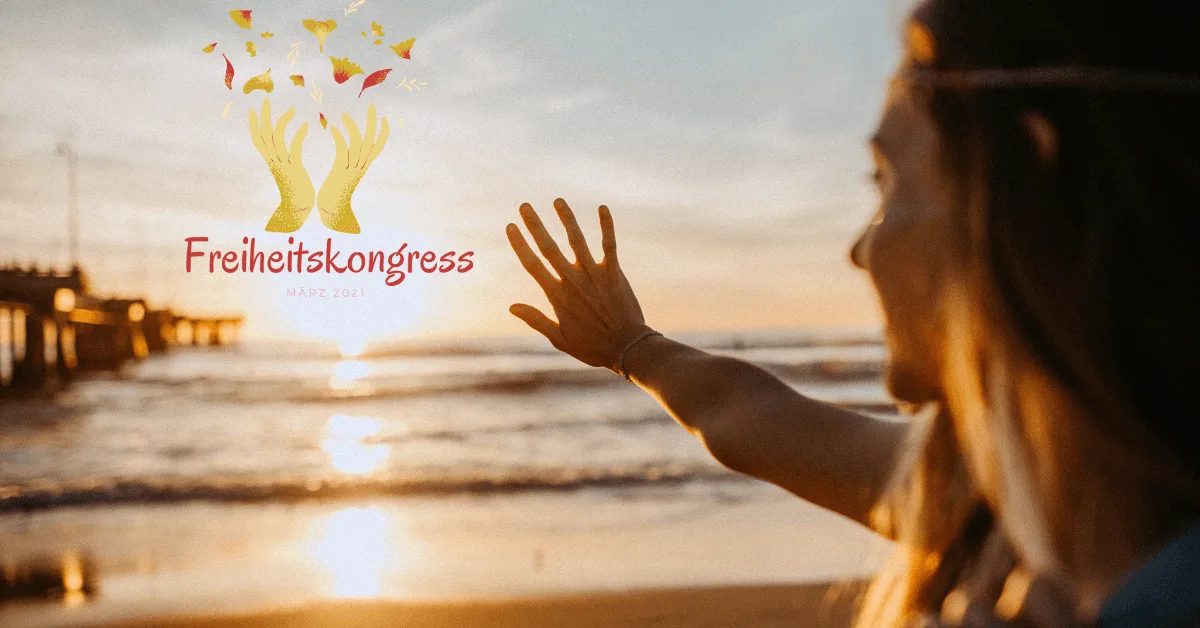 Kongresspaket Interviews – Videokurs zu innerer Freiheit 8 Frau am Strand bei Sonnenuntergang mit erhobener Hand zum Freiheitskongress-Logo