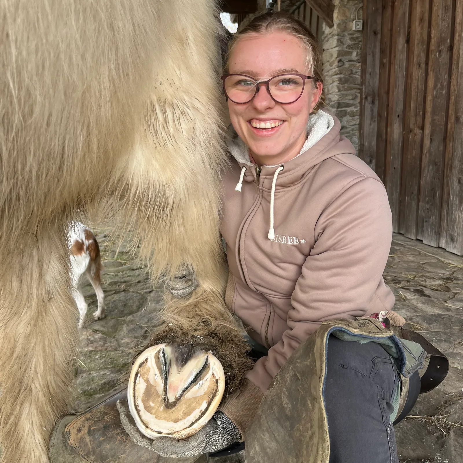 Jutta Waldvogel mit cremefarbenem Pferd, Hufbearbeitung mit Hufeisen