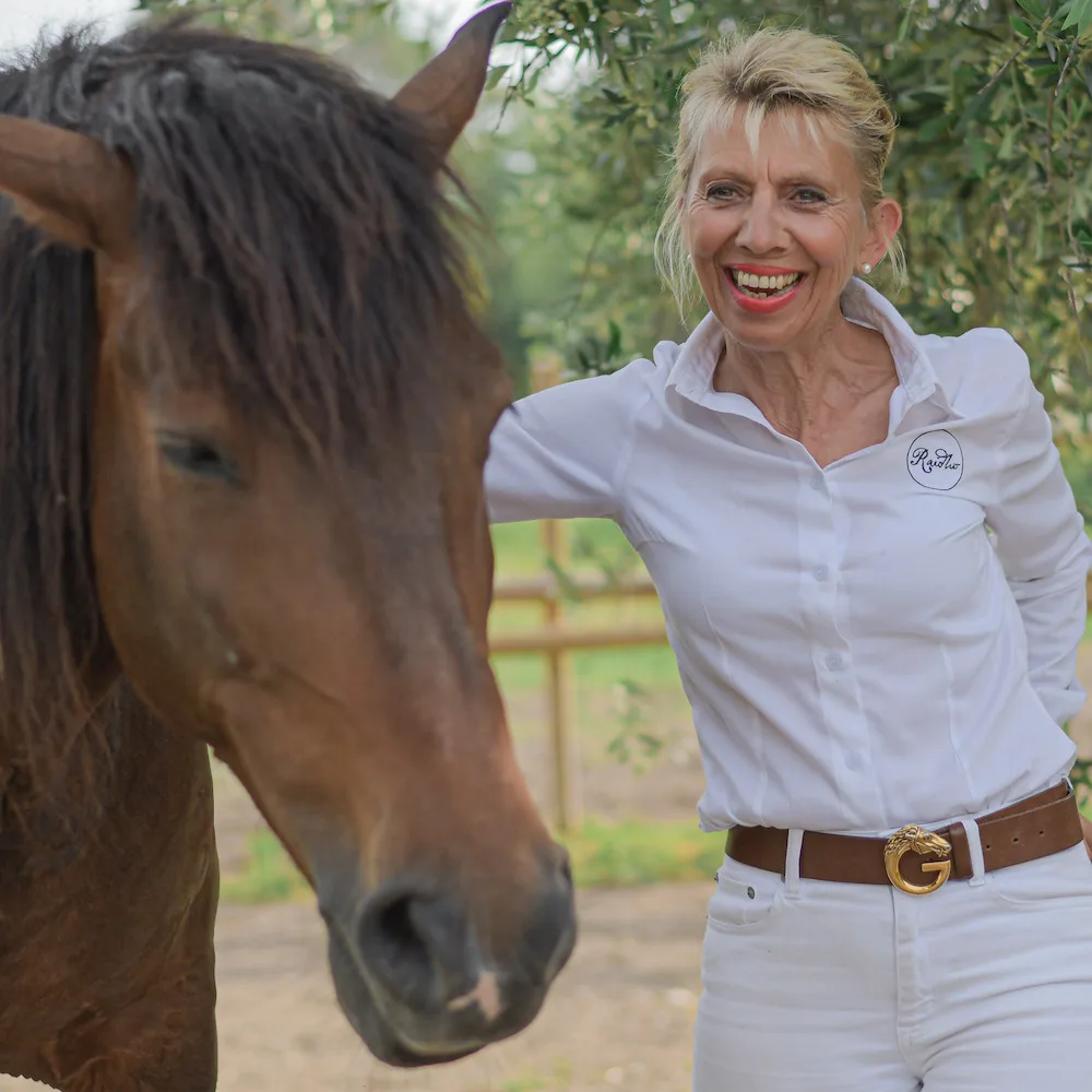 Alexandra Rieger mit braunem Pferd, weißes Shirt, Pferdetrainerin