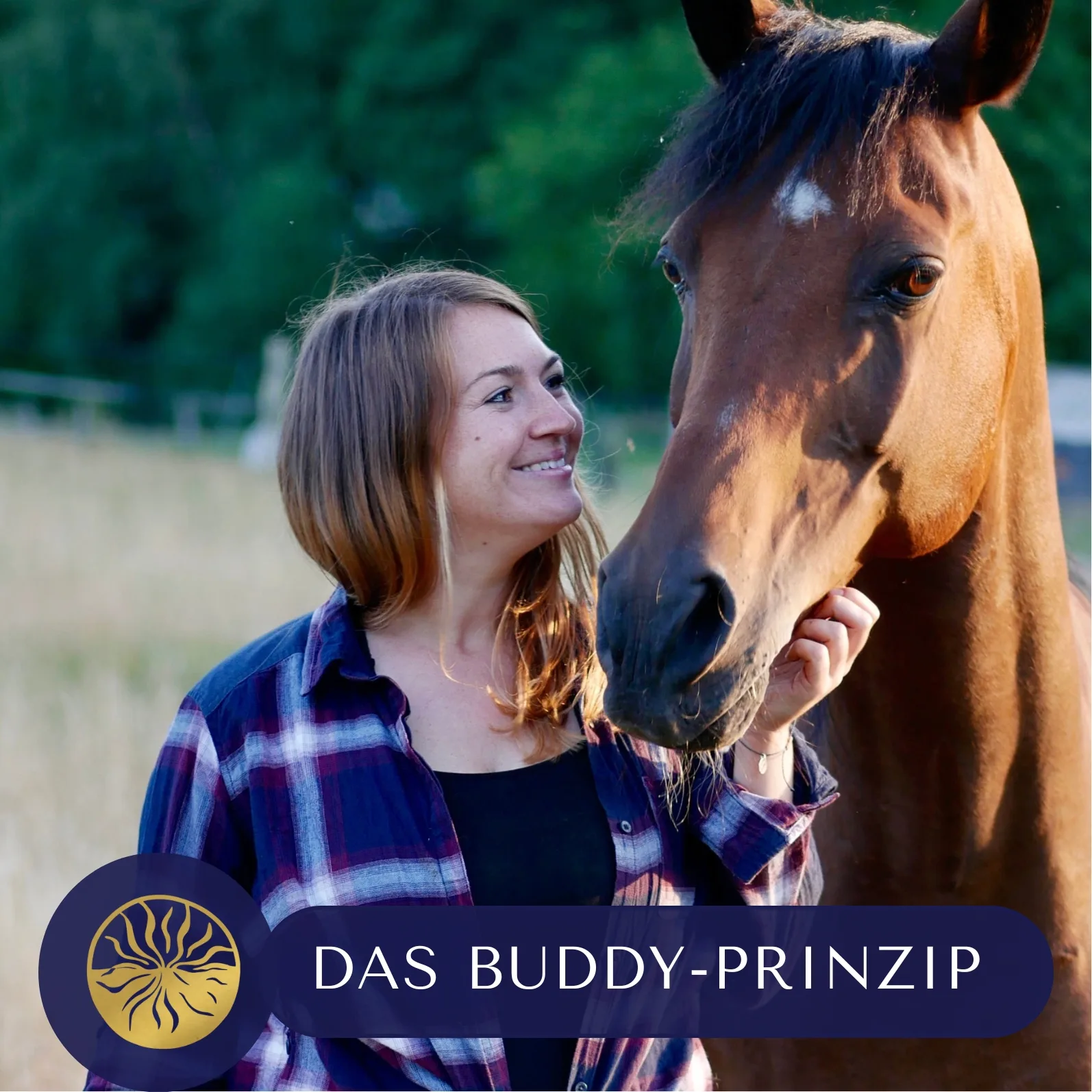 Junge Frau mit braunem Pferd, Plaid-Hemd, Buddy-Prinzip Logo unten