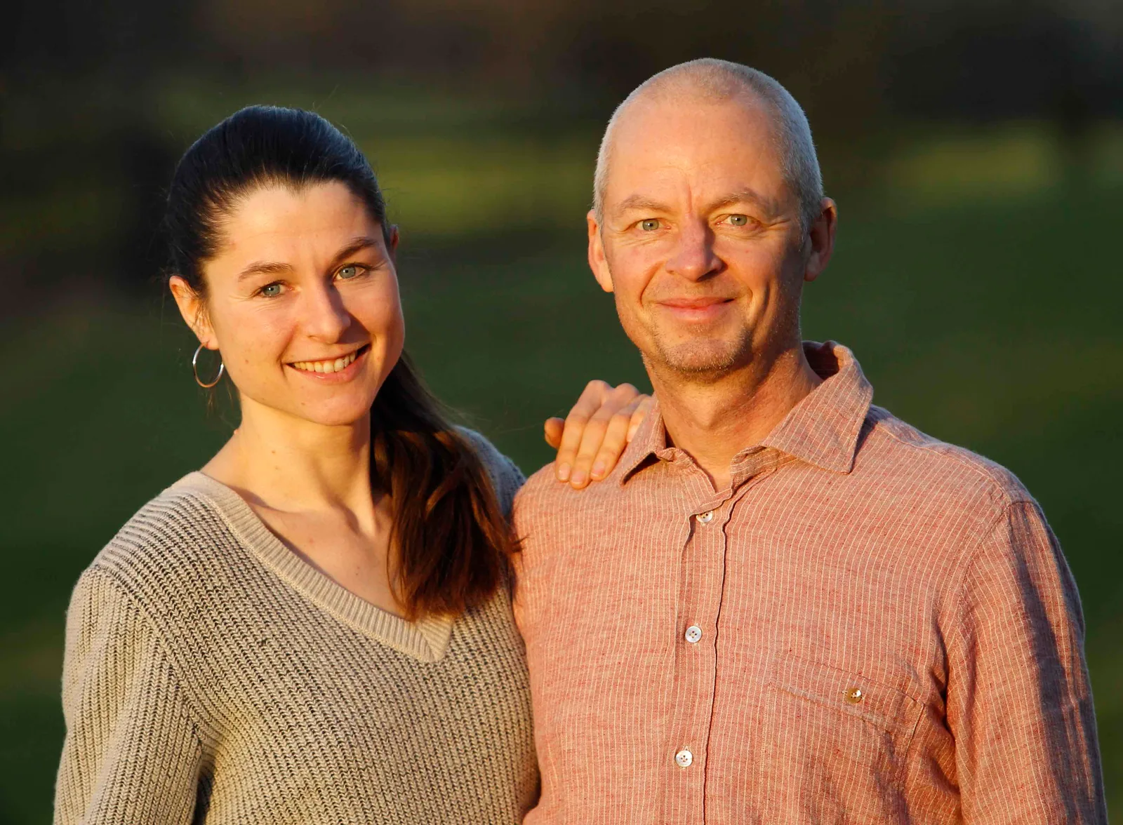 Anna und Ilja van de Kasteele, glückliches Paar bei Tageslicht, lachend