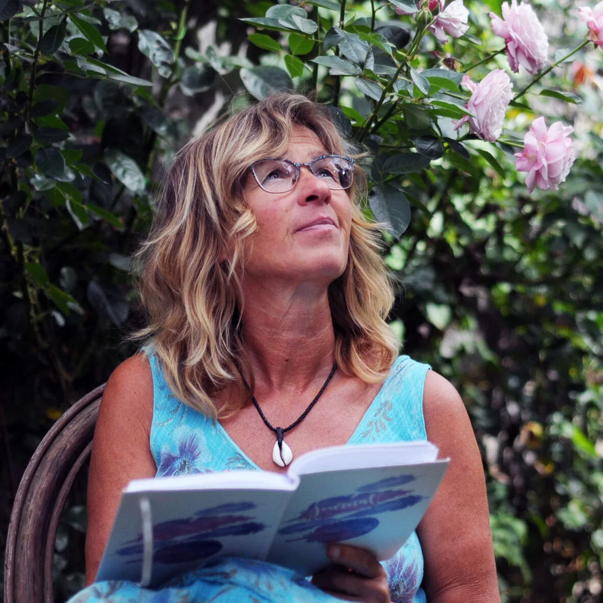 Heike Stadelmann mit Buch outdoor, Garten, Autorin Natural Horse