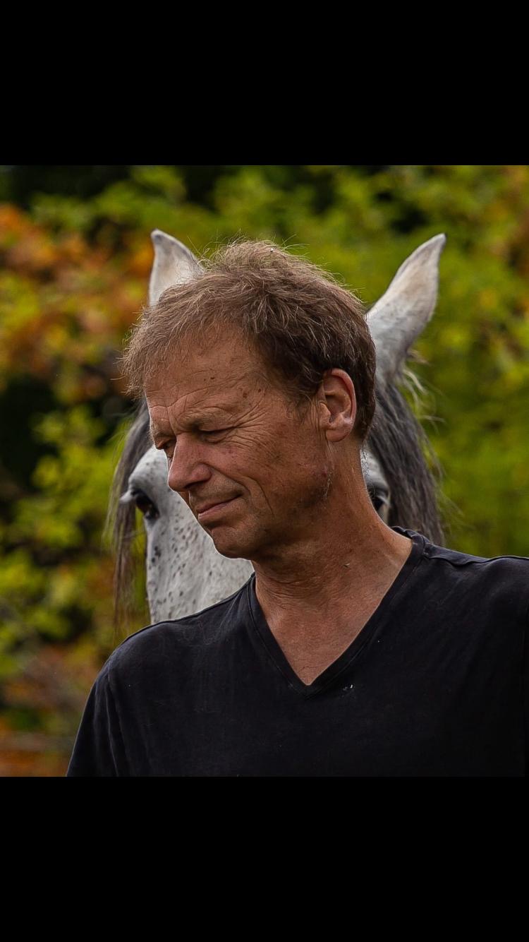 Henry Sandkuhle mit grauem Pferd, Porträt outdoor, Pferdeflüsterer