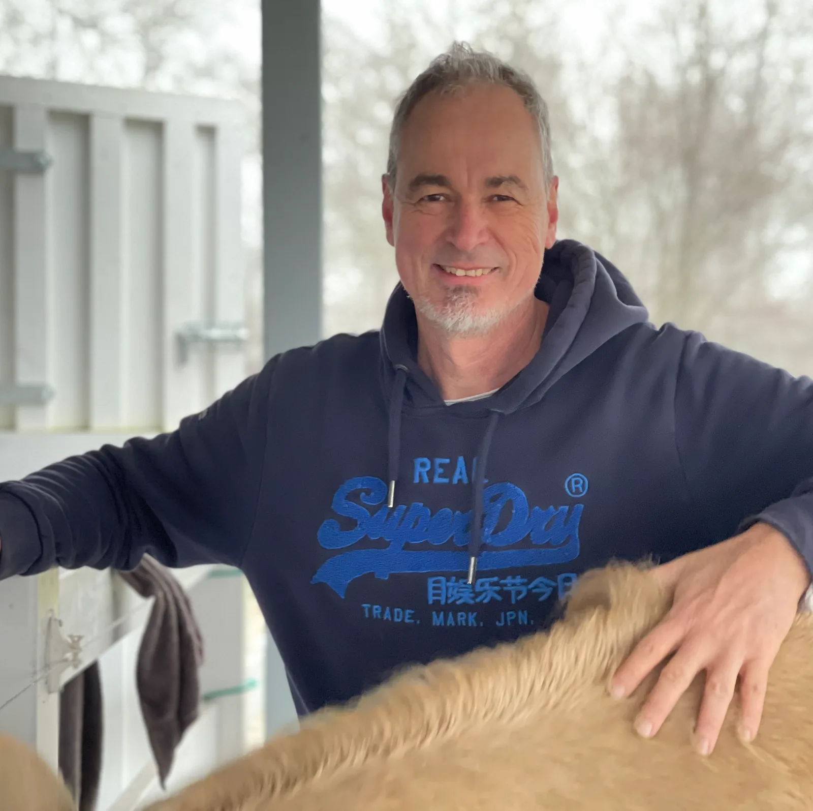 Dr. Michael Zanger in Super-Dry Hoodie mit braunem Pferd