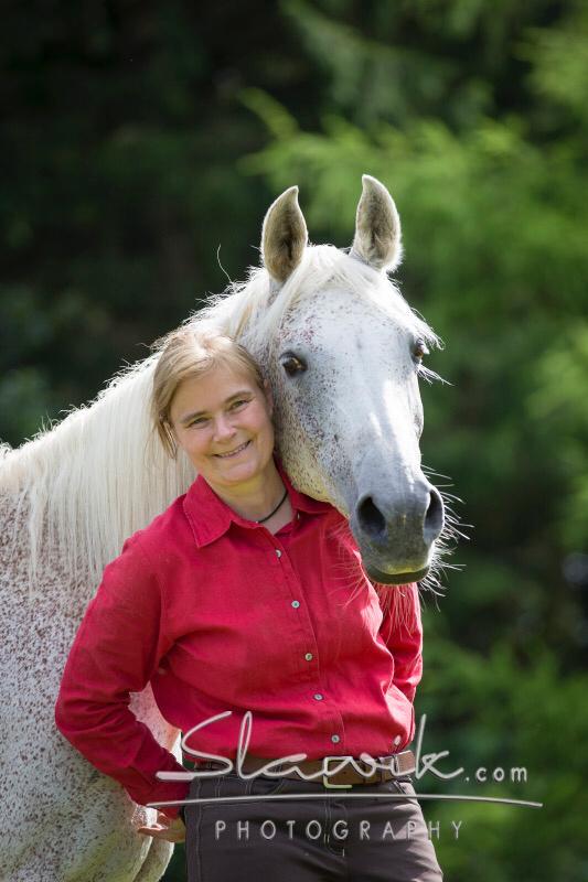 Regina Johannsen Porträt mit Pferd, Mädchen in rotem Hemd mit weißem Pferd