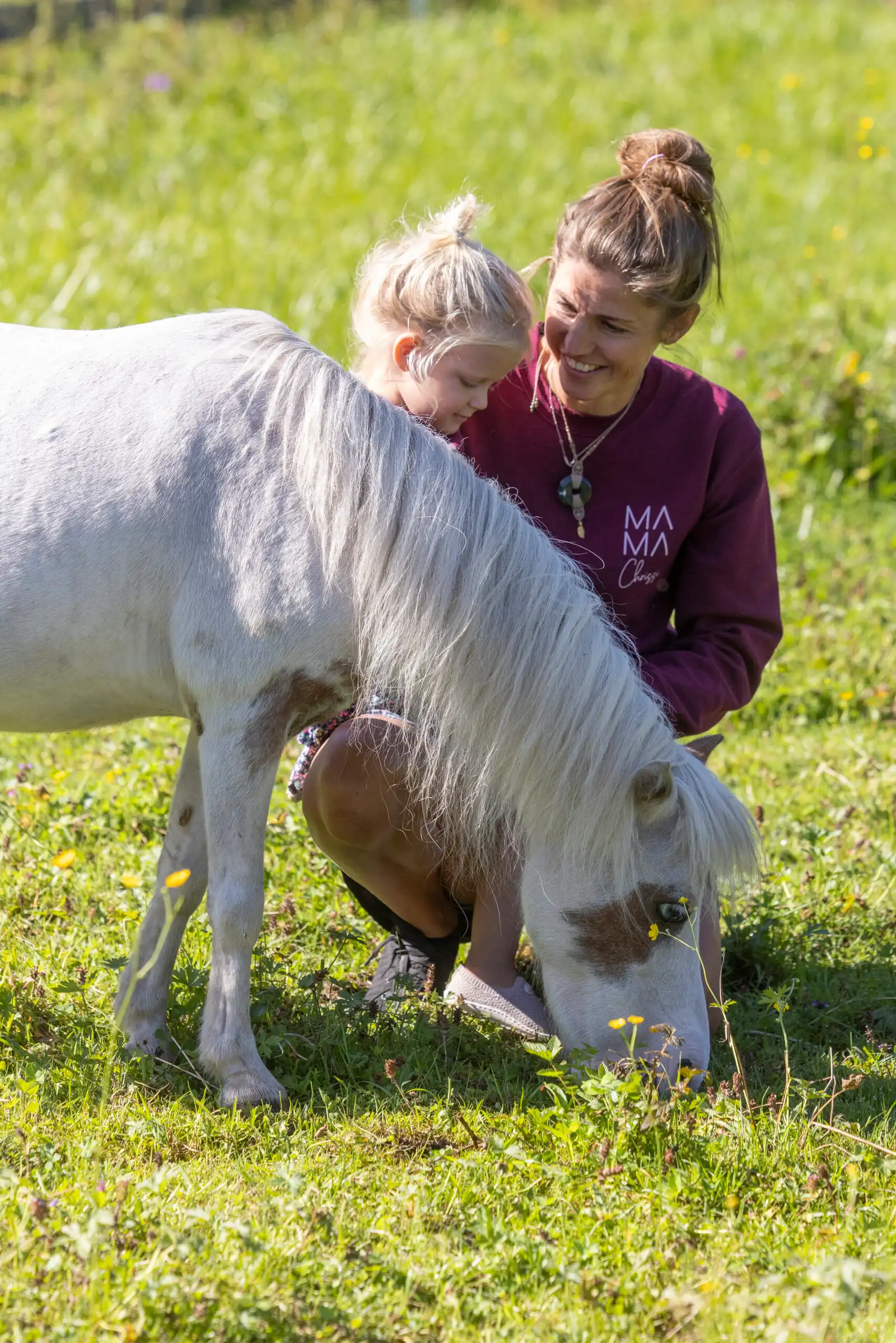 Chrissi Posch mit Kind und Pony auf Wiese, Mama-Coach