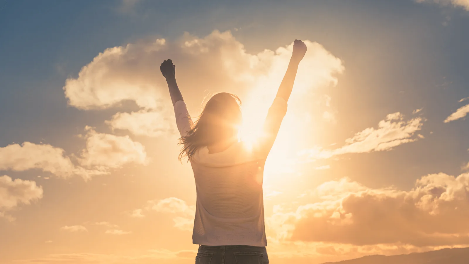 Körperaufrichtung – Energie-Coaching per Zoom 9 Frau mit erhobenen Fäusten vor Himmel und Sonne, Siegespose