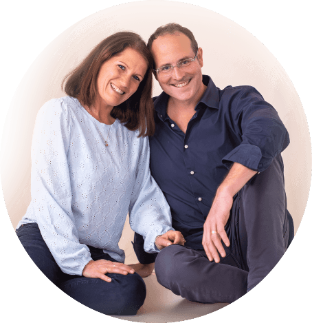 Körperaufrichtung – Energie-Coaching per Zoom 24 Caroline und Christian van Meeren lächelnd, Porträt vor weißem Hintergrund