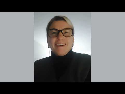Körperaufrichtung – Energie-Coaching per Zoom 14 Person mit Brille und blondem Haar in schwarzem Oberteil
