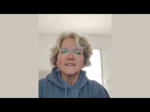 Körperaufrichtung – Energie-Coaching per Zoom 17 Frau mit grauem Haar und Brille in dunklem Hoodie