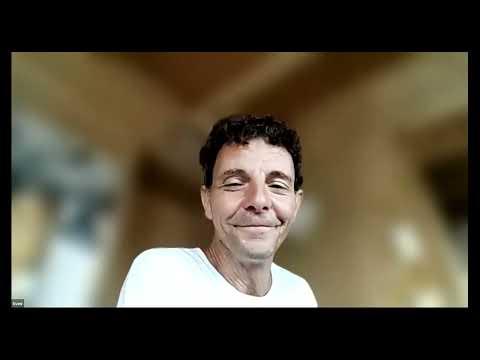 Körperaufrichtung – Energie-Coaching per Zoom 19 Mann mit dunklem Haar im weißen Shirt lächelt