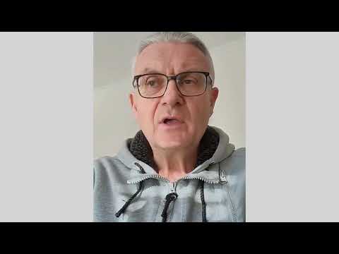Körperaufrichtung – Energie-Coaching per Zoom 20 Mann mit Brille in grauer Jacke mit Kapuze