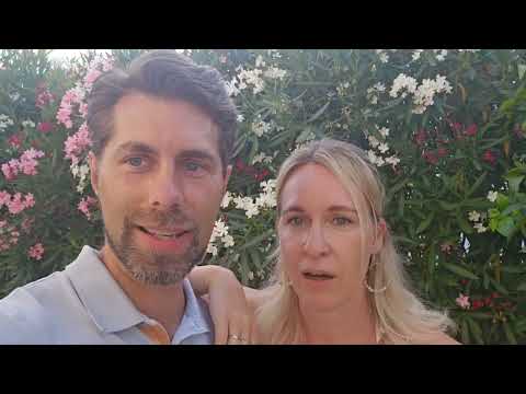 Körperaufrichtung – Energie-Coaching per Zoom 13 Mann und Frau lächeln zusammen vor blühendem Garten