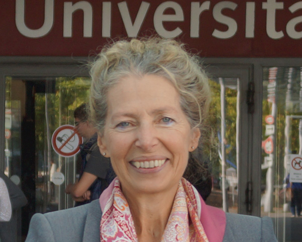 Prof. Dr. med. Elke Zimmermann, wissenschaftliche Beirätin, Portrait vor Universitätsgebäude
