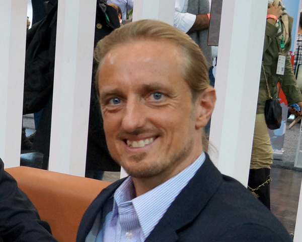 Peter Röhr, Geschäftsführer von Valitudo, Portrait im Business-Anzug