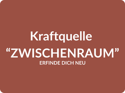 Braun-rote Kachel mit Überschrift Kraftquelle Zwischenraum und Untertitel Erfinde dich neu
