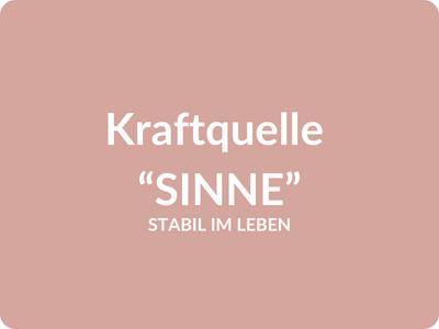 Rosa-farbene Kachel mit Überschrift Kraftquelle Sinne und Untertitel Stabil im Leben