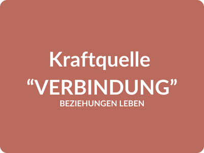 Rot-braune Kachel mit Überschrift Kraftquelle Verbindung und Untertitel Beziehungen leben