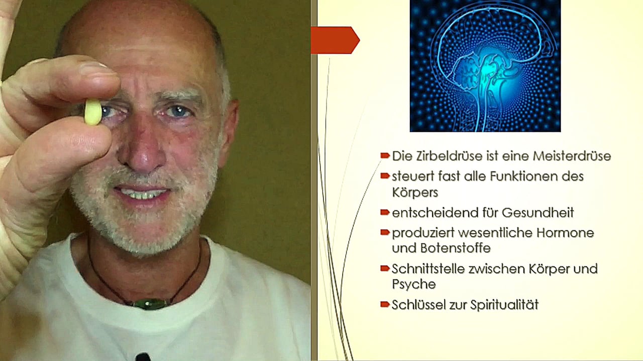 Kraftquellen Online Training – Videokurs zur Körperarbeit 5 Videostandbild: Mann zeigt Punkt im Auge, Zirbeldrüse mit Aufzählungen zu Funktionen und Spiritualität