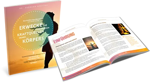 Kraftquellen Online Training – Videokurs zur Körperarbeit 9 Buch-Cover und aufgeschlagene Seiten des Einführungsmanuskripts mit orangegelbem Design