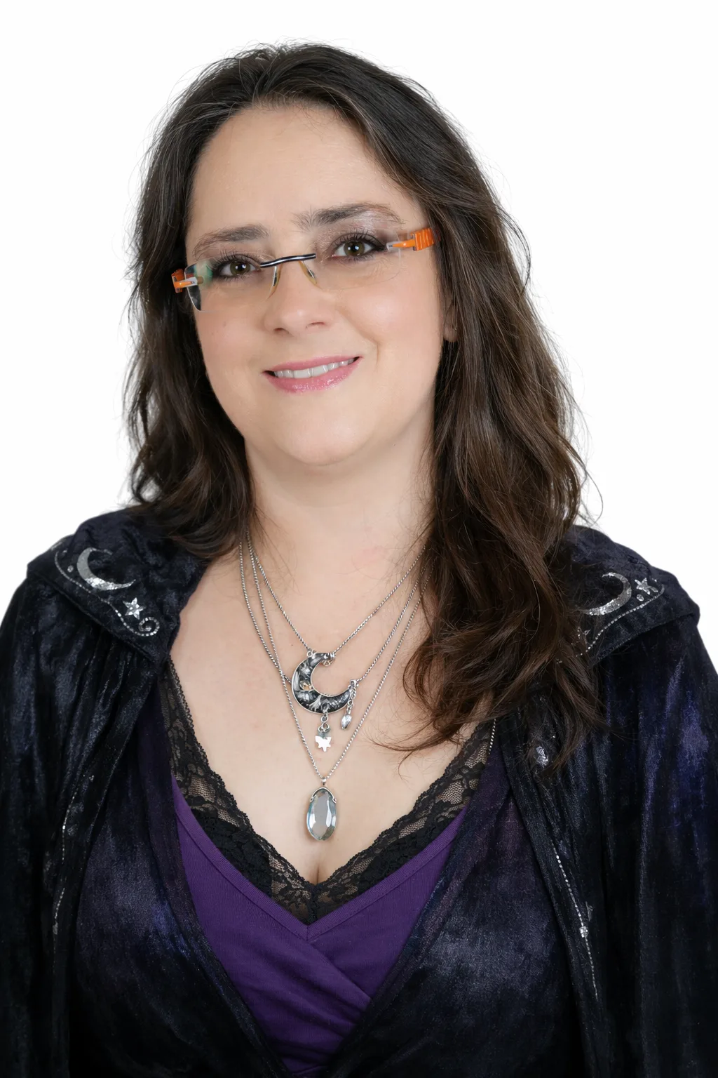 Porträt: Daniela Starke, Frau mit braunem Haar, Brille, Mond-Halskette vor weißem Hintergrund