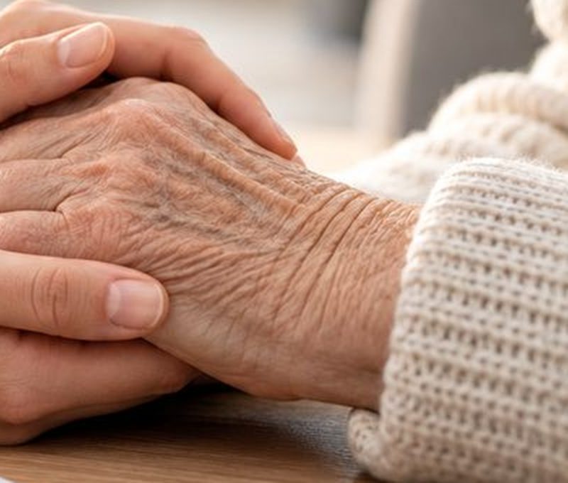 Nahaufnahme Hände ältere Person und junge Hand tröstend