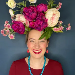Roberta Bergmann mit Blumenkrone und farbigen Accessoires
