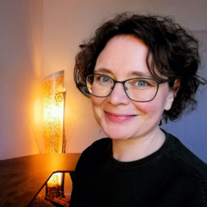 Eva Istas mit bunten Pinseln in Künstler-Porträt