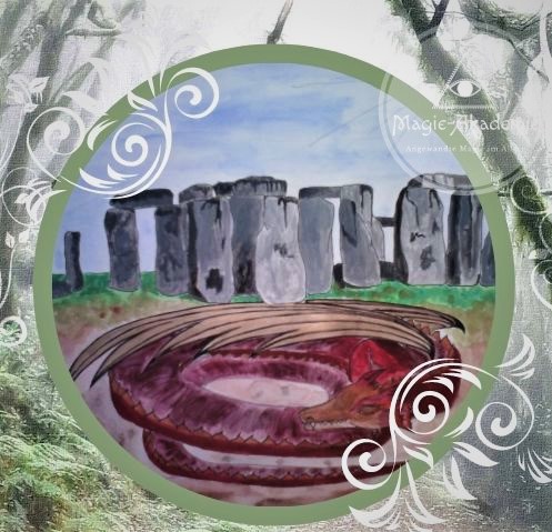 Stonehenge mit rotem Drachen in kreisförmiger grüner Rahmung, dekorative Spiralen, Magie-Akademie-Wasserzeichen