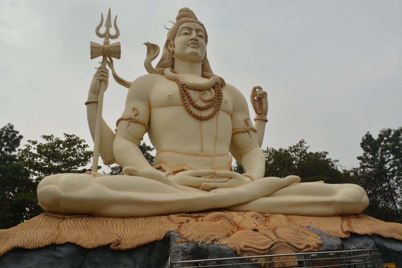 Große weiße Shiva-Statue in meditierender Pose mit Dreizack und Schlangen-Halskette