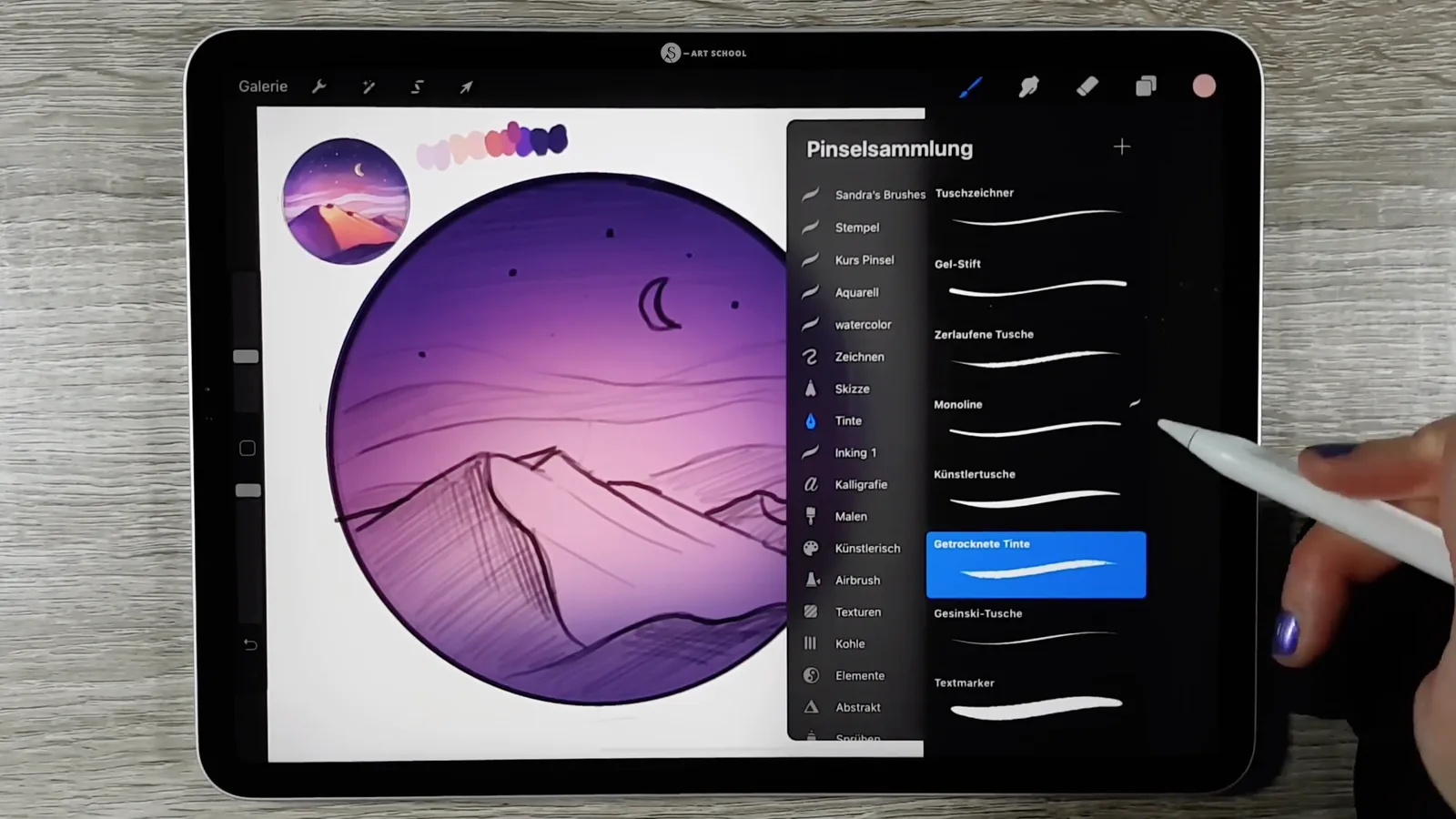 Screenshot der Mal-Software mit Tablet: Nachtlandschaft im Bearbeitungsprozess, Pinselauswahl sichtbar, Hand mit Stylus