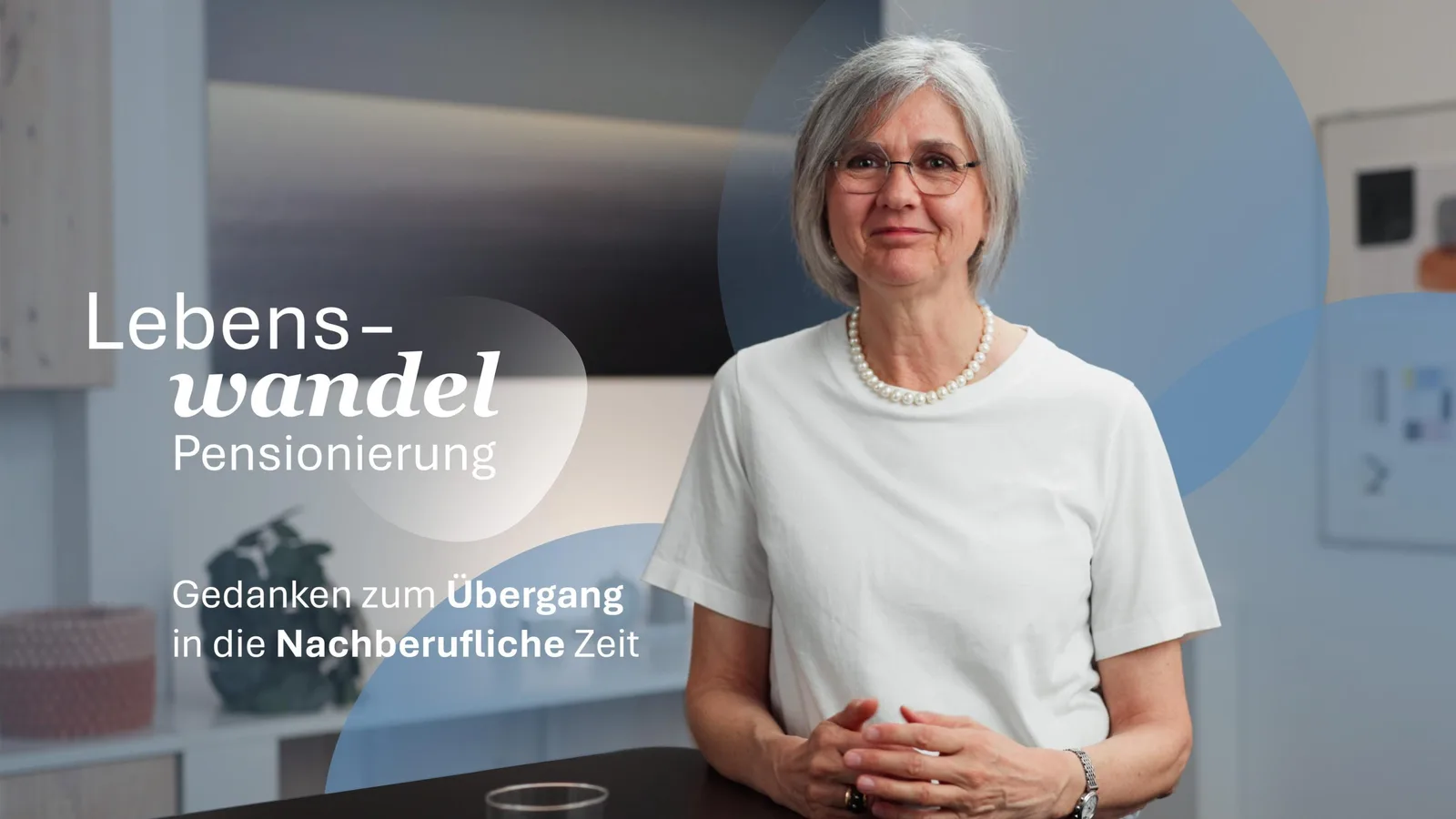 Dr. Antonia Jann in weißem T-Shirt mit Perlenket­te, spricht vor unscharfem Hintergrund. Text: Lebens­wandel Pensionierung –