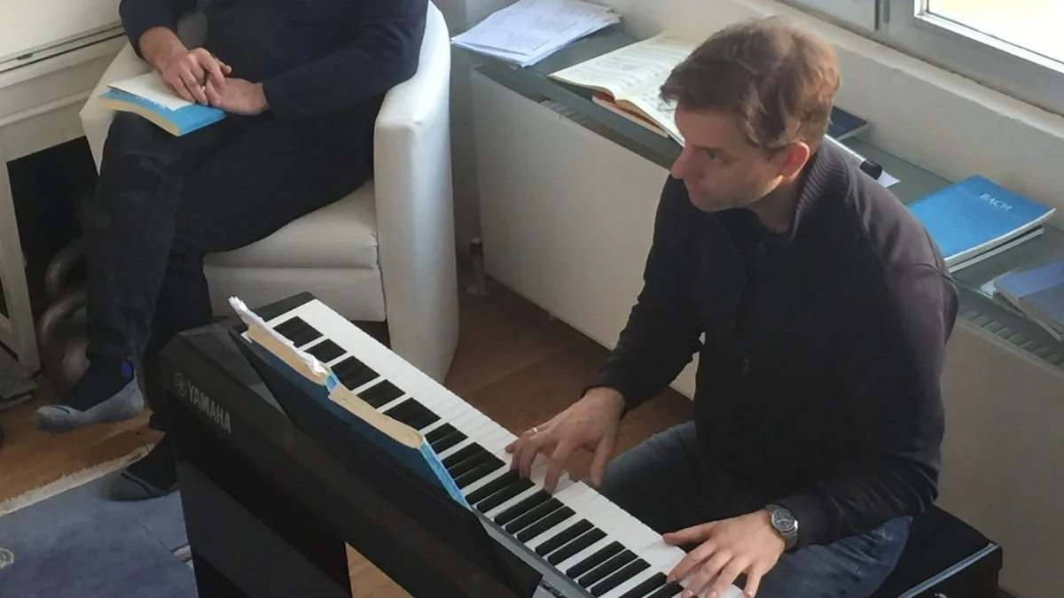 Tilman Lichdi am Keyboard mit Schüler – Porträt Die 5 Heiligen