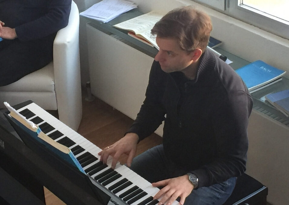 Tilman Lichdi unterrichtet Schüler am Keyboard – Die 5 Heiligen Galerieabbildung