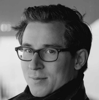 Schwarz-Weiß-Porträt von Sören Richter mit Brille – Kundenstimme