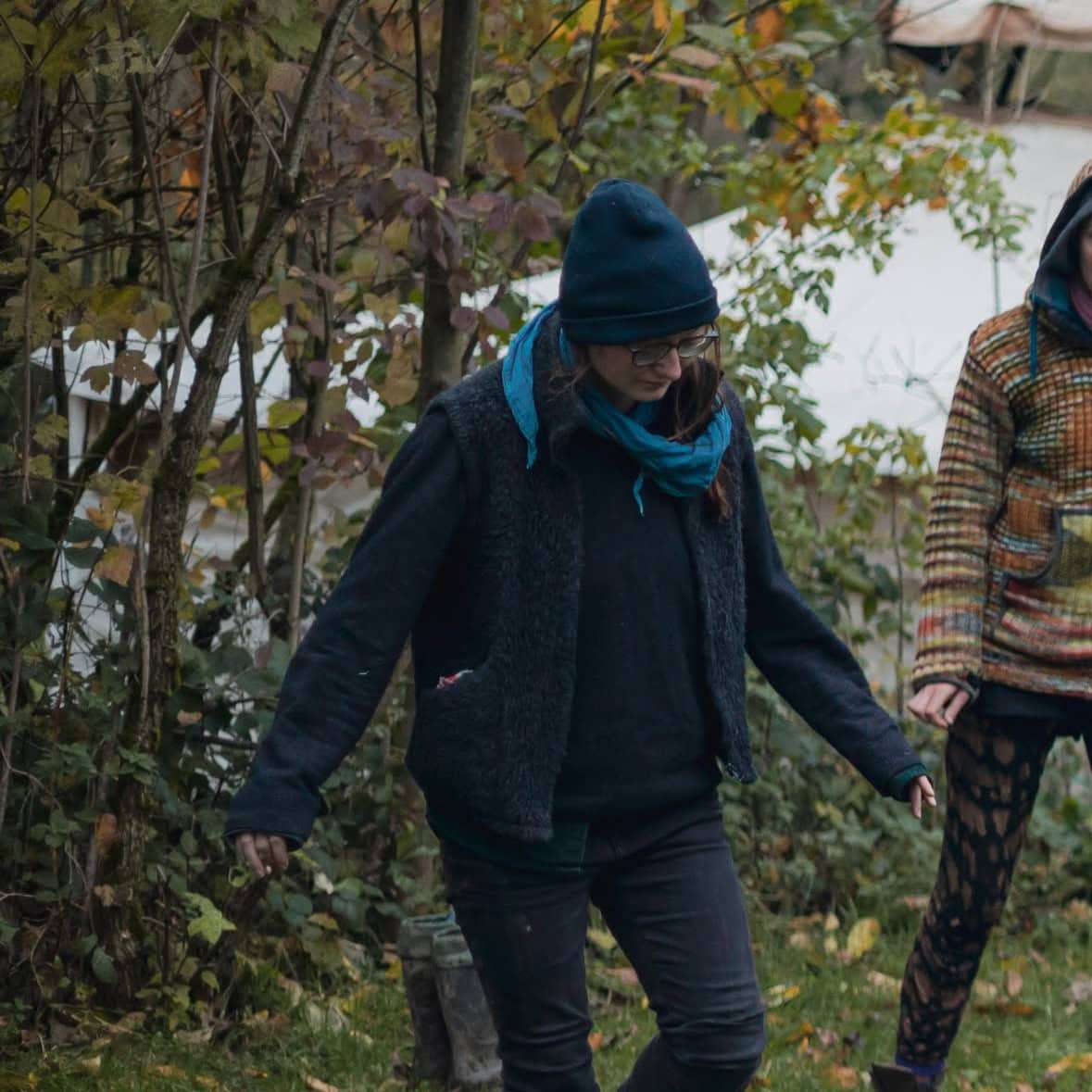 Porträt einer Frau namens Jana im Garten zwischen Pflanzen