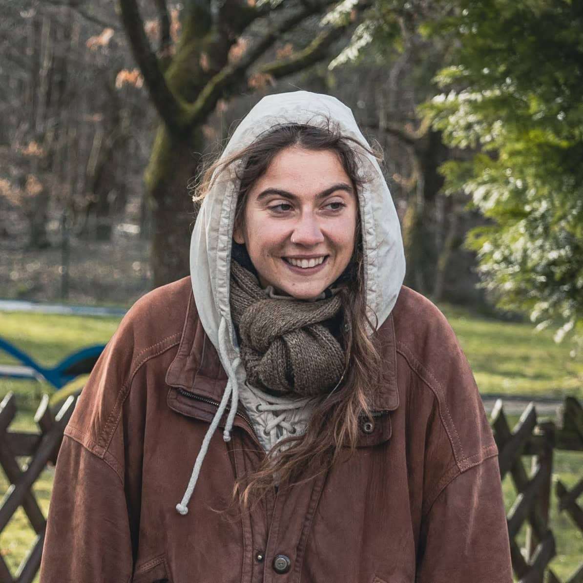 Porträt einer Frau namens Ria im Garten mit Tomaten-Pflanzen