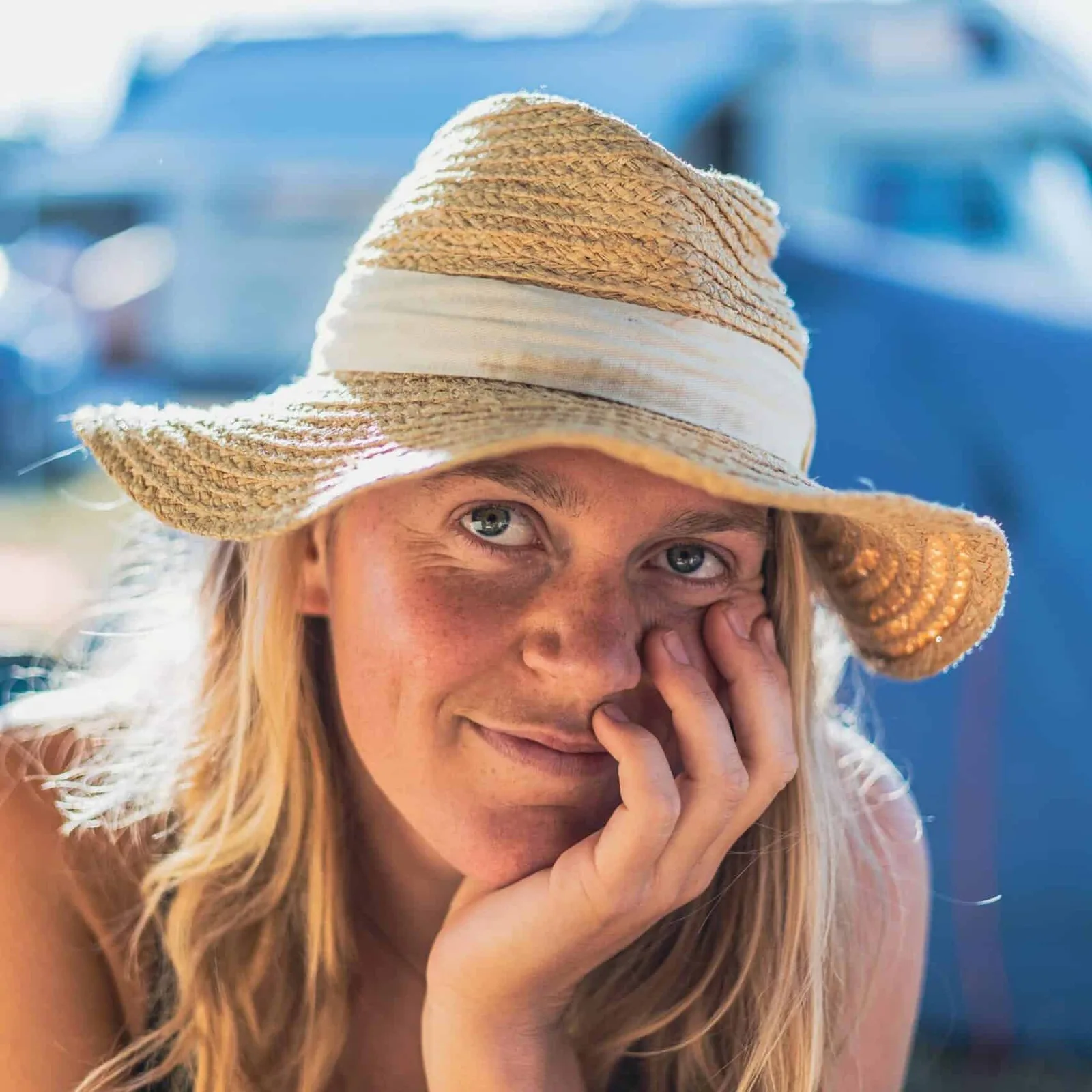Porträt einer lächelnden Frau mit Strohhut am Meer, Burg-Herzberg-Festival